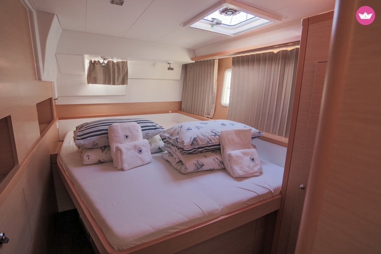 Cabine confortable du catamaran Hellbender pour naviguer vers les Baléares