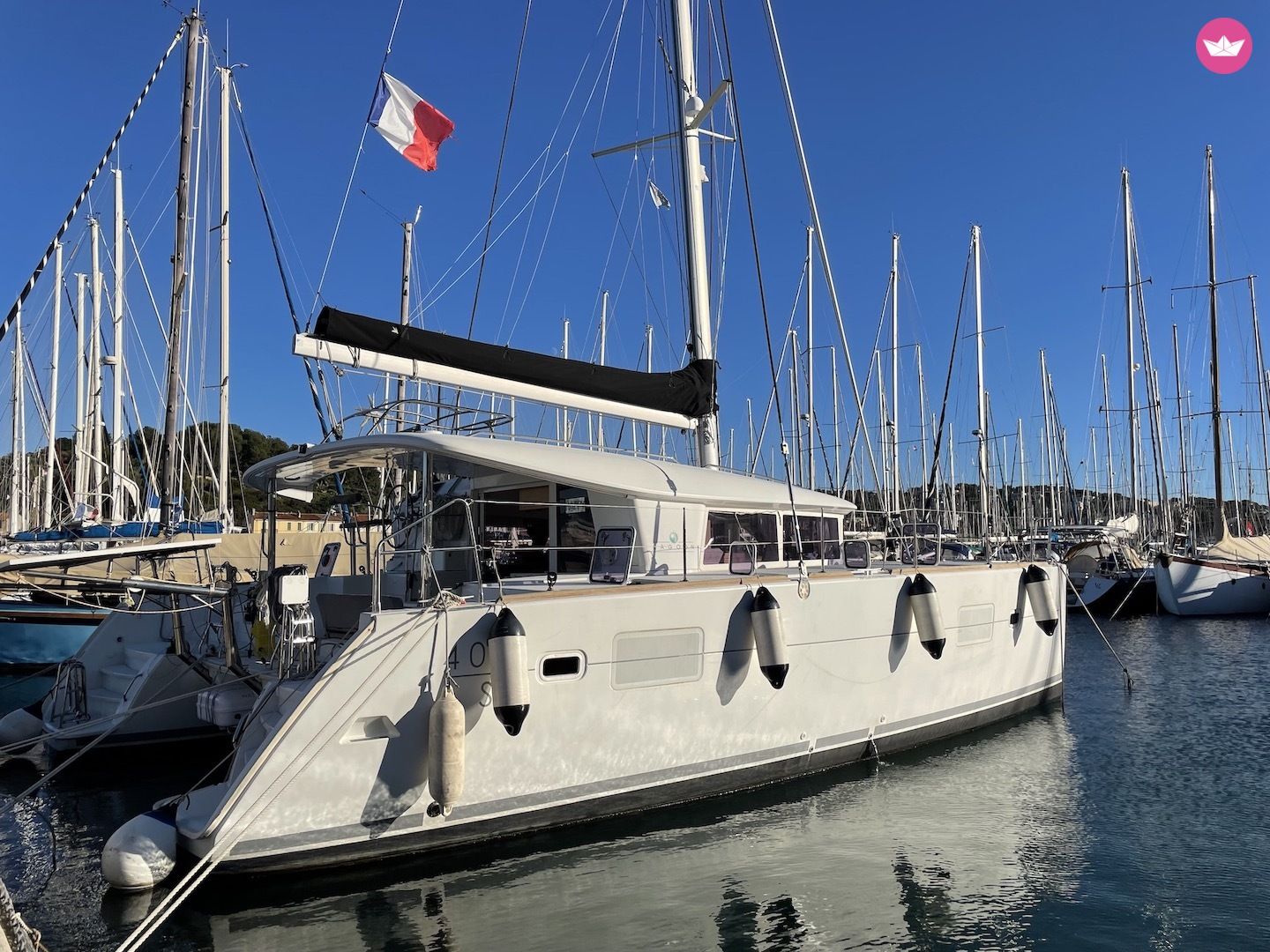Vue du catamaran Hellbender Lagoon 400 S2 à quai - Location en Méditerranée