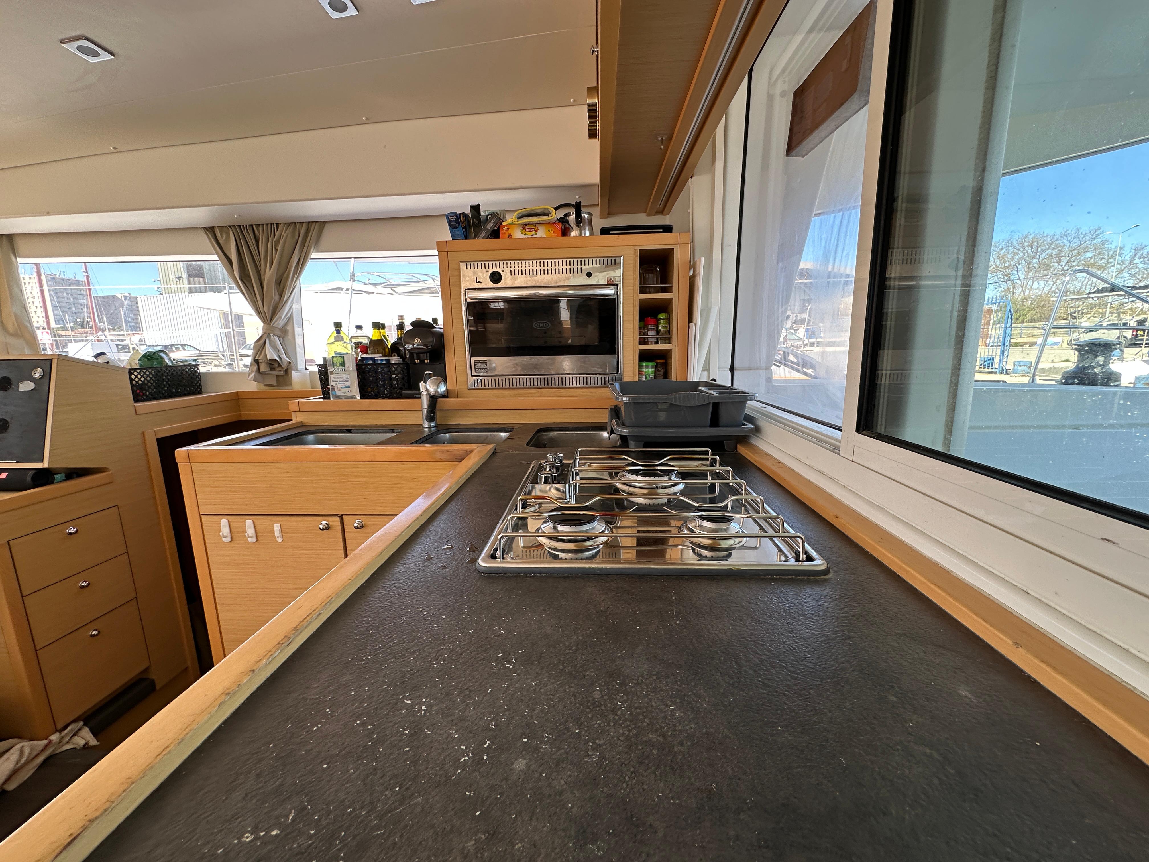 Détail cuisine équipée du catamaran à louer au départ de Port de Bouc