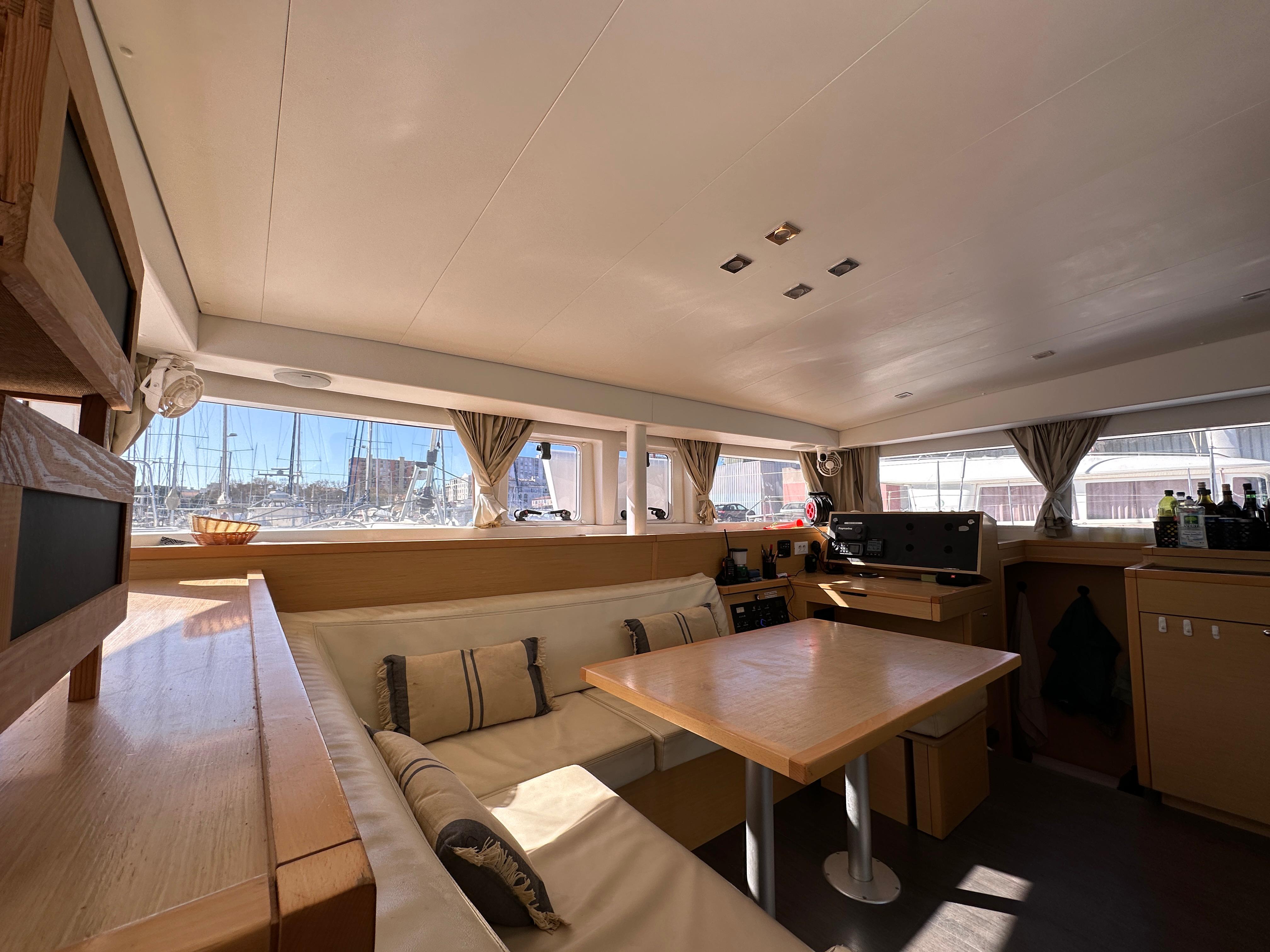 Cuisine équipée du catamaran Hellbender pour vos vacances en Méditerranée