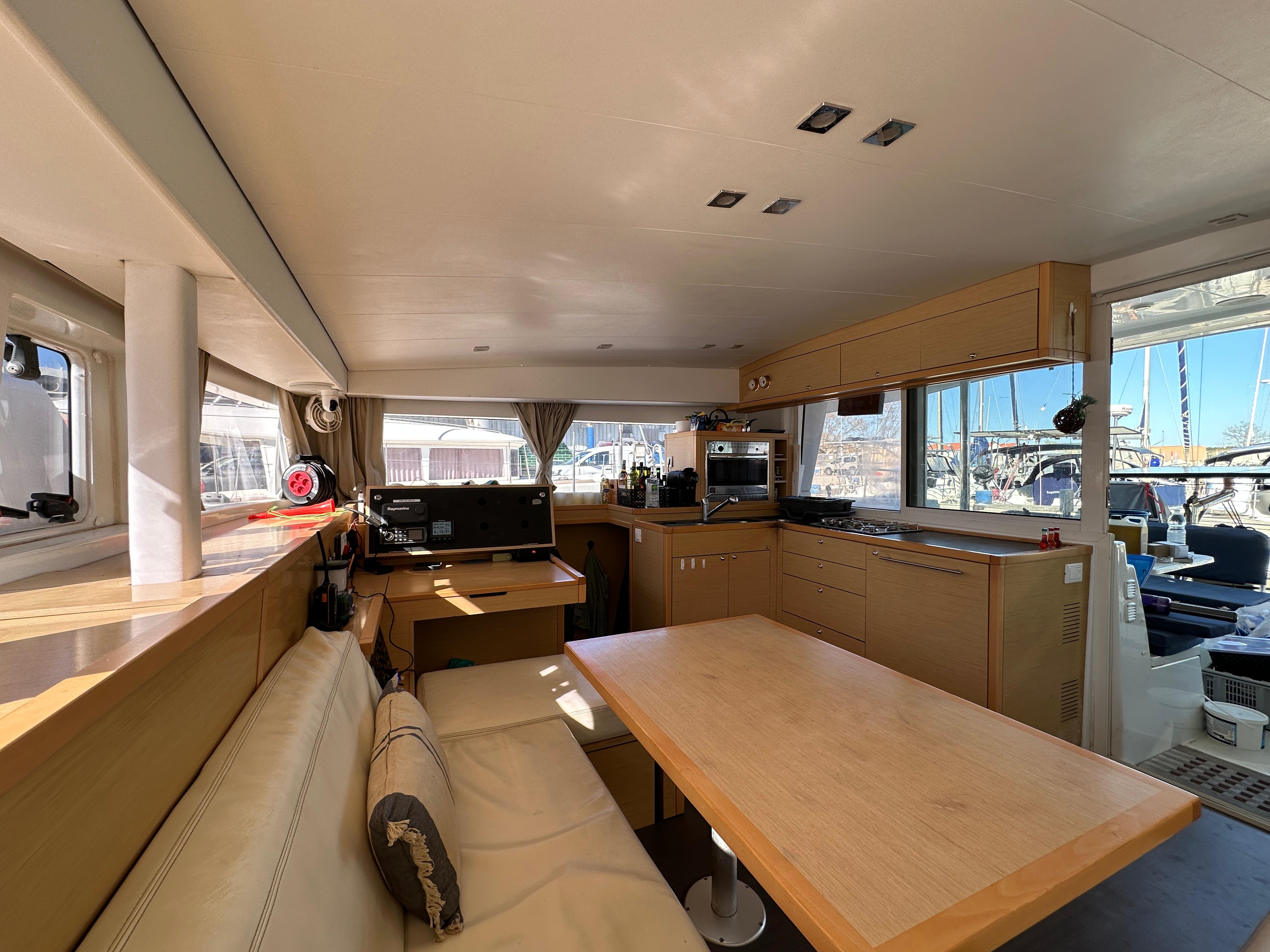 Espace salon avec vue sur la mer du catamaran Hellbender pour vos croisières en Méditerranée