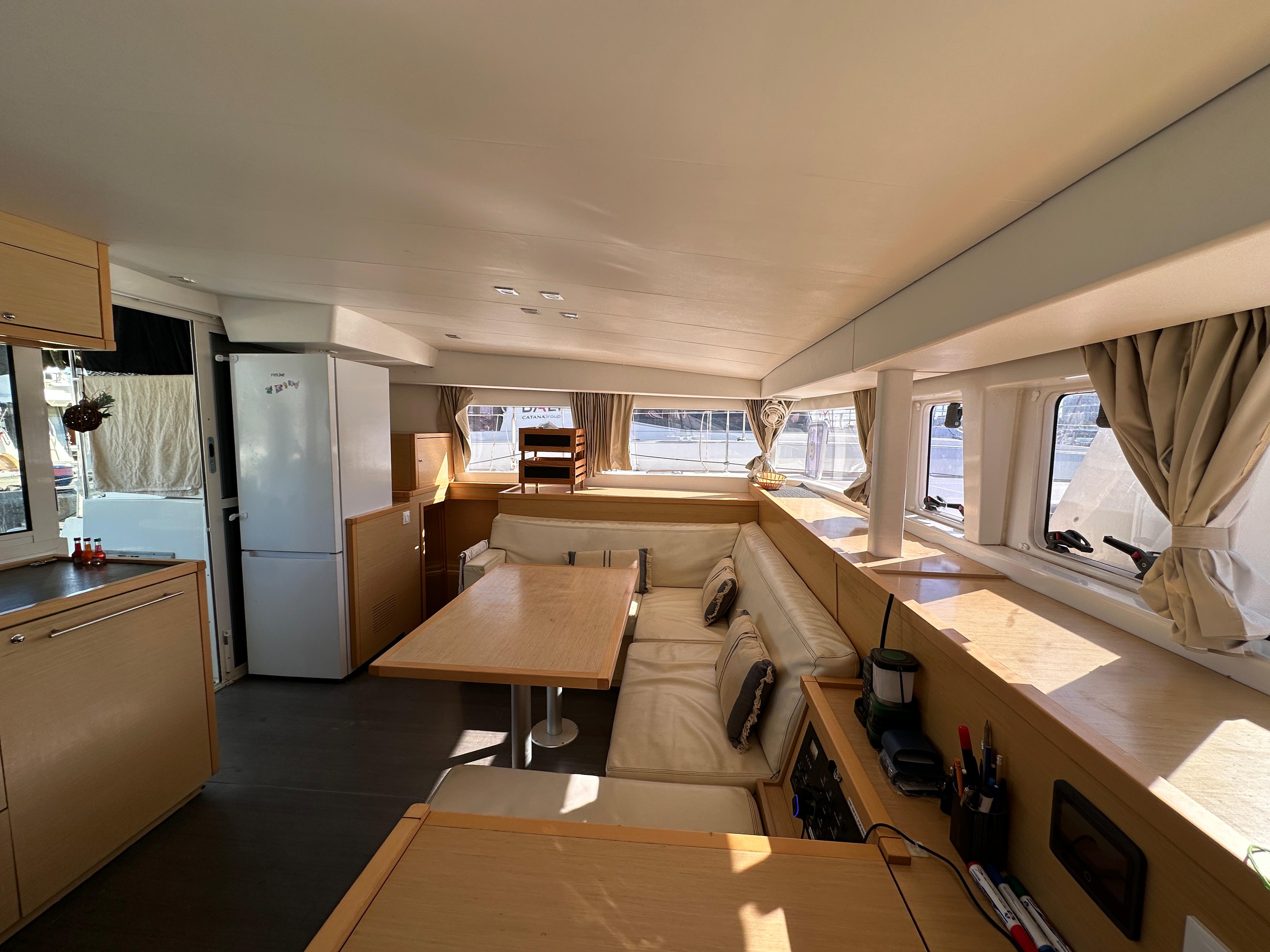 Salon intérieur spacieux du catamaran Hellbender pour vos croisières vers la Corse