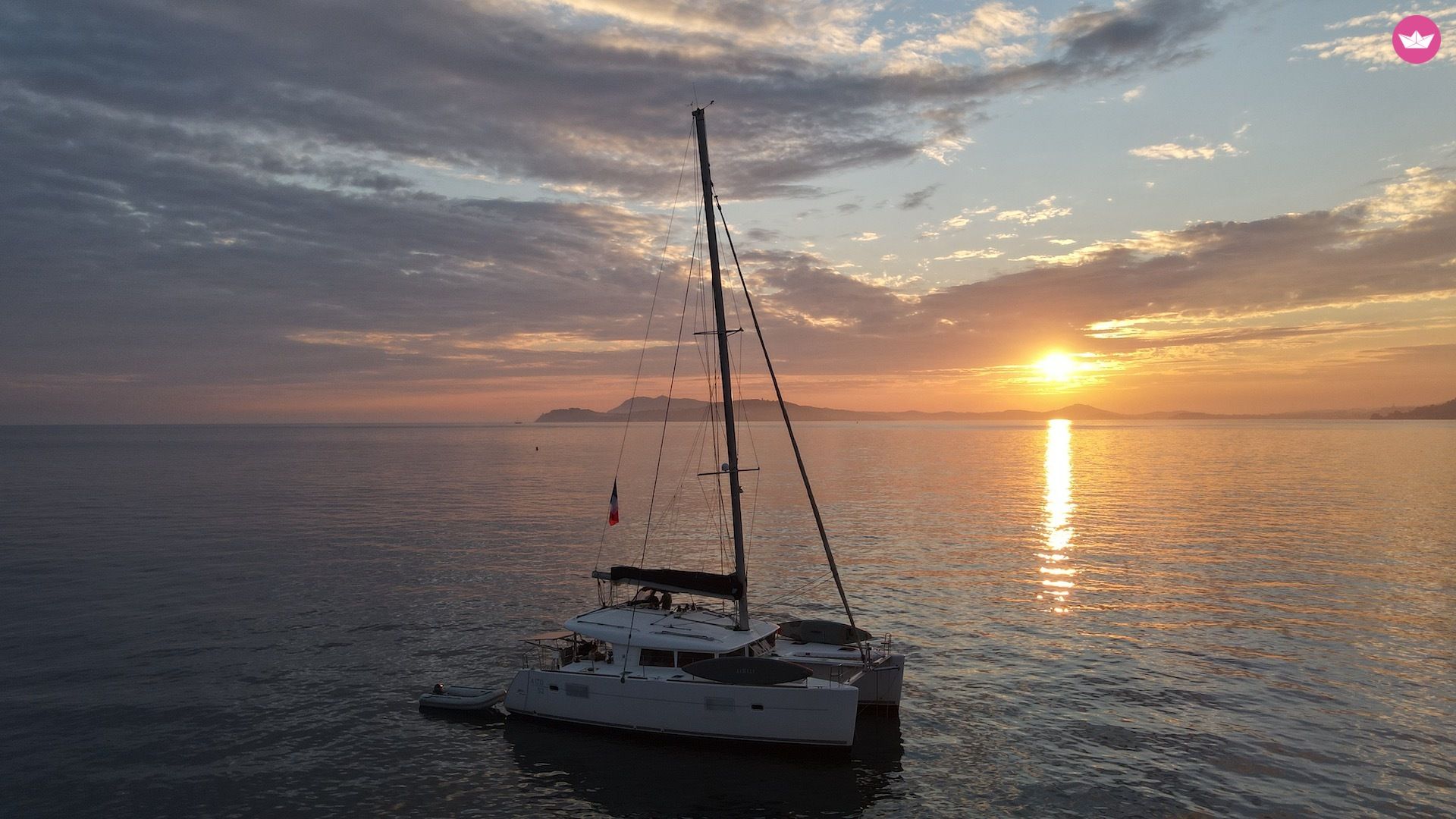 Catamaran Hellbender au coucher de soleil en navigation près de Marseille